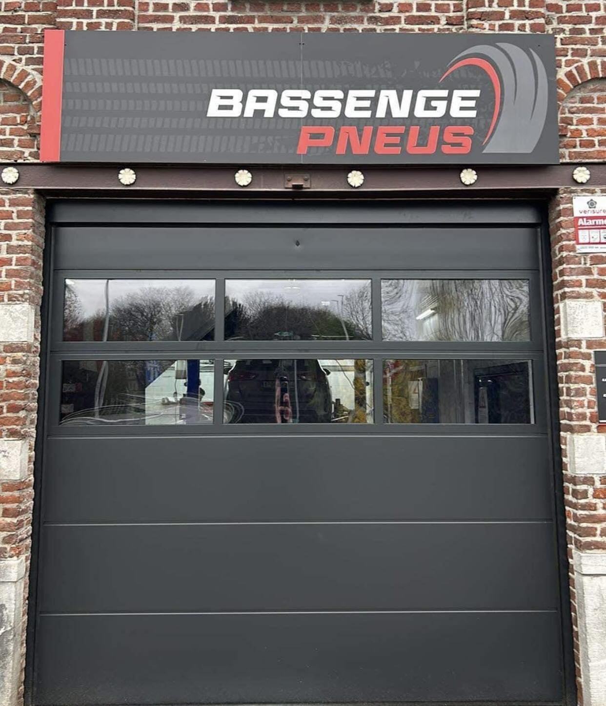 La façade de Bassenge Pneus, rue du Croupet à Bassenge
