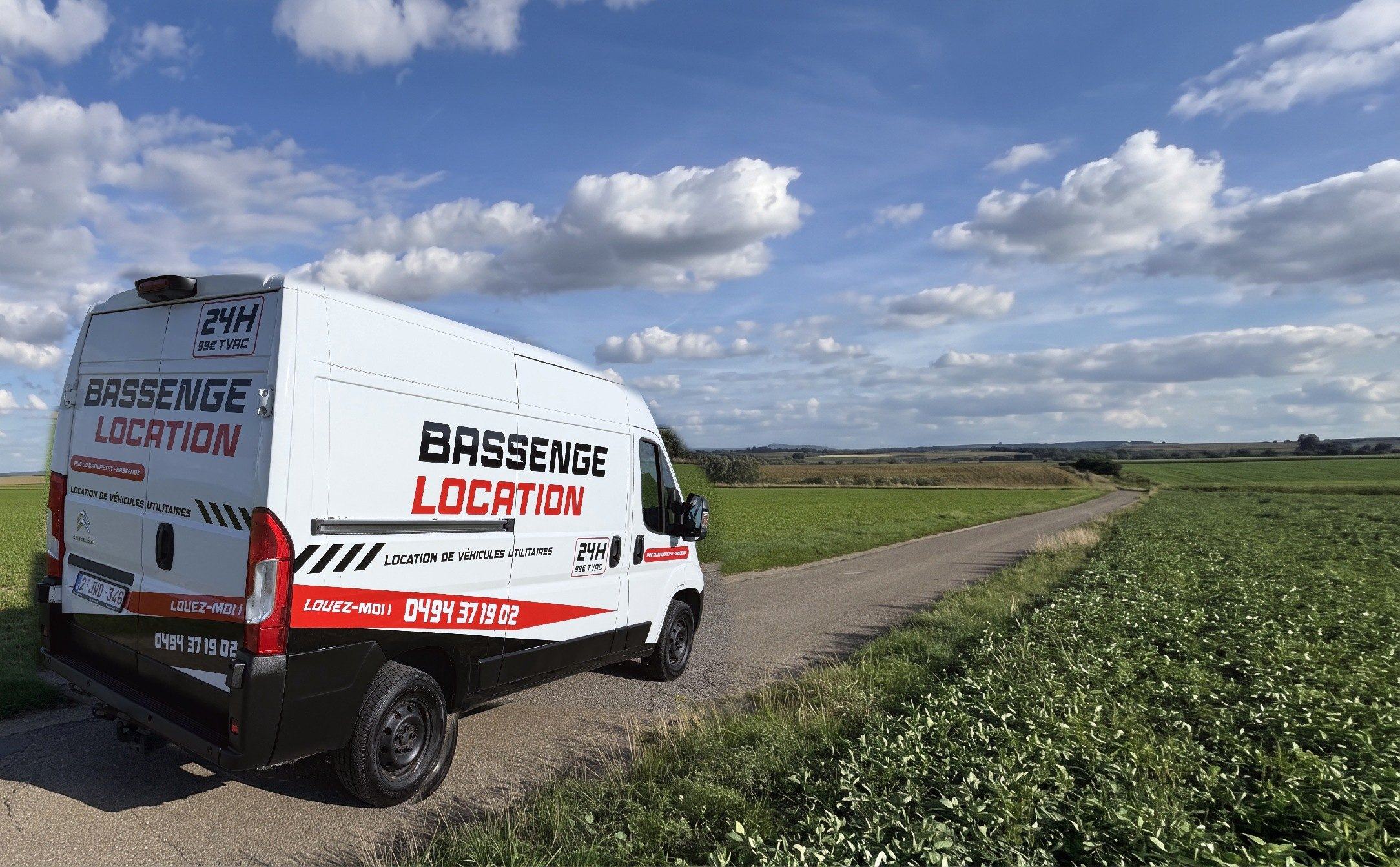 Le Citroën Jumper de Bassenge Location sur une route de campagne