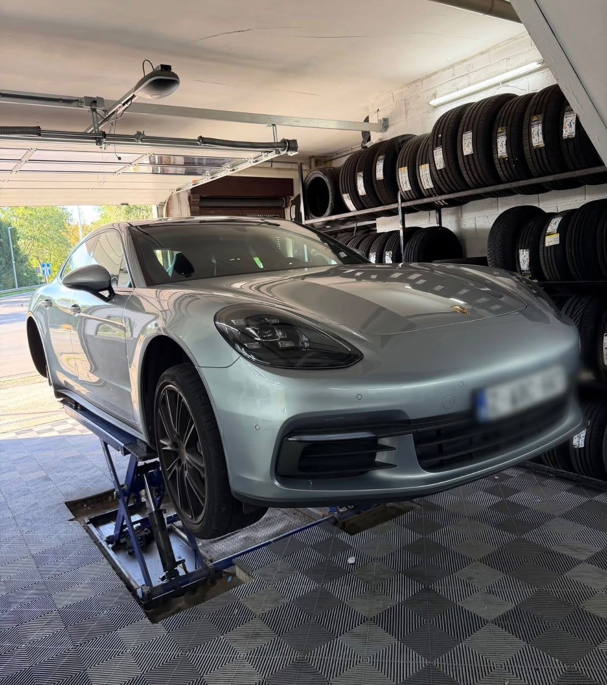 Une Porsche Panamera à l'atelier